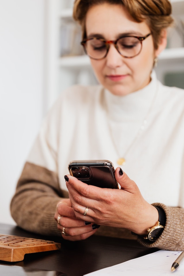 Zoek een telefoonnummer online op